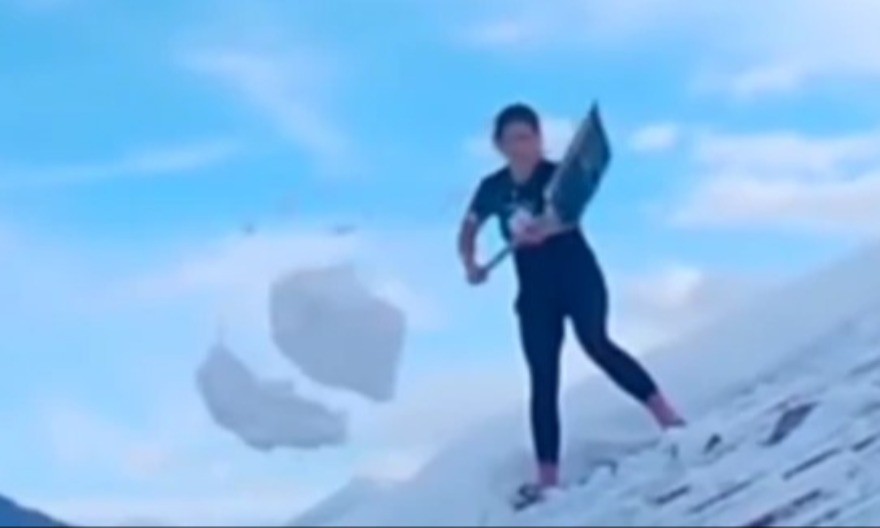 JEZA I DIVLJENJE! Sedam metara visine, sneg koji pritiska oluke i hrabra Tamara – viralni hit na TikToku! (VIDEO)